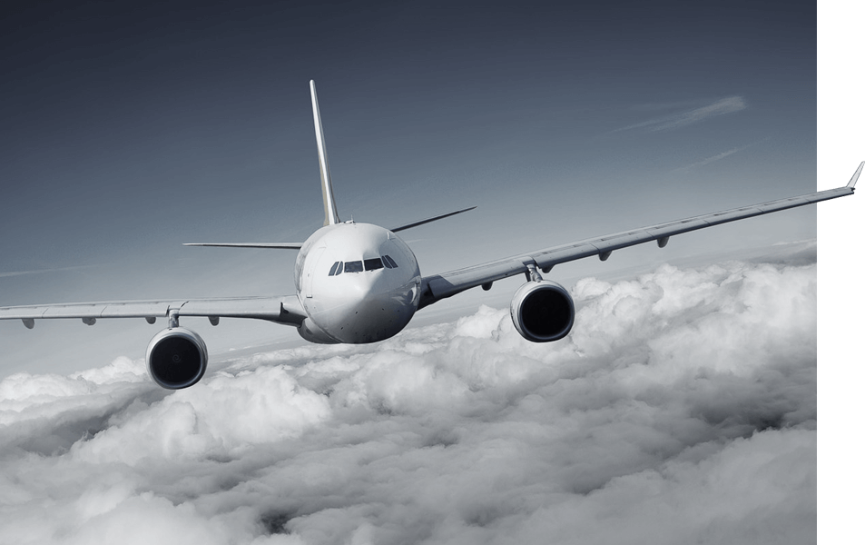 Ein Verkehrsflugzeug fliegt mit ausgebreiteten Flügeln nach vorne gerichtet über den Wolken unter einem teilweise bewölkten Himmel.